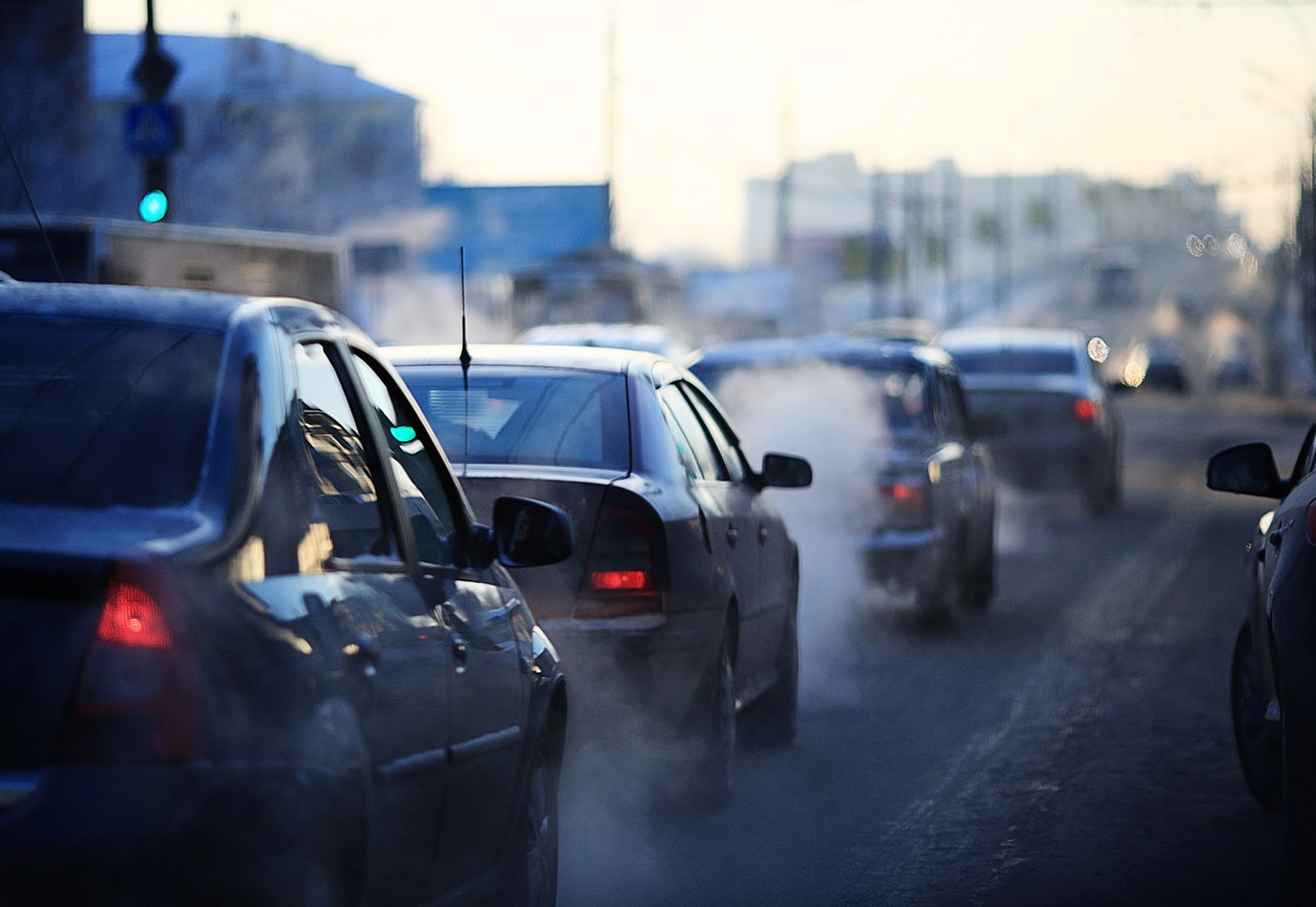 Автомобили с «грязным» выхлопом отследят по камерам. Как именно и что за это будет