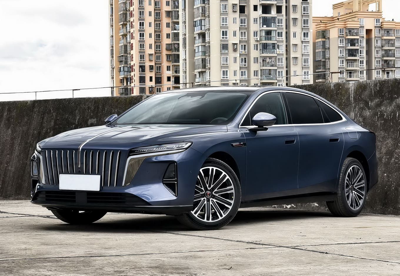 Премиальный гибрид Hongqi H7: автономность почти 2000 км